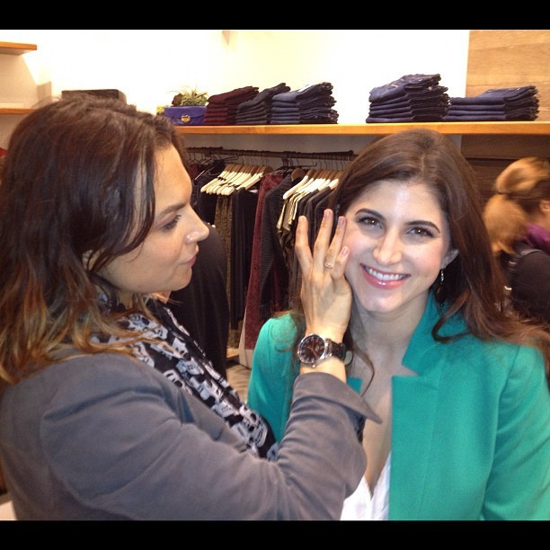 Getting my make-up done last night by another Laura, thanks @Smashbox ! @SmashboxCosmetics at the #7famholiday event