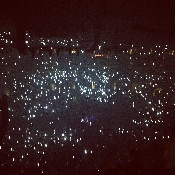 All of the phones at the Staples Center look like stars! ✨