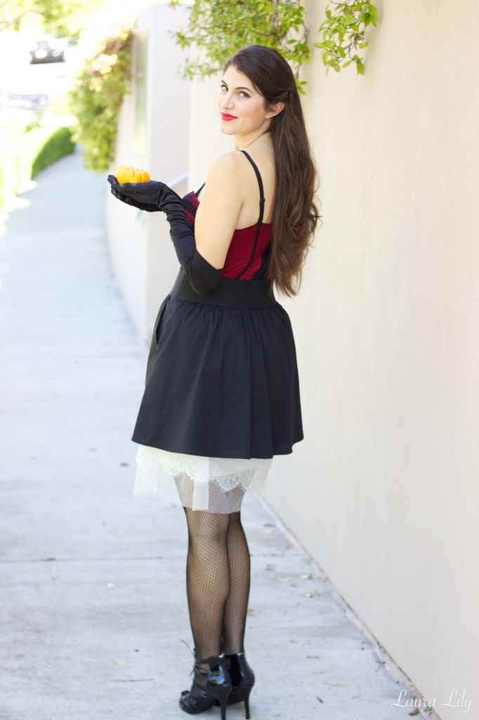 Saloon Girl 35,Saloon Girl Costume, Halloween Costume ideas, LA Fashion Blogger Laura Lily, 7 