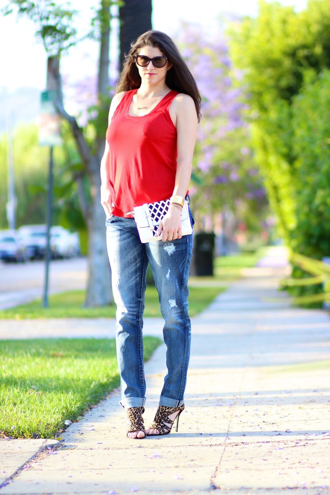 Miss Me Boyfriend Jeans, LA Fashion Blogger Laura Lily, Personal Stylist in Los Angeles, how to wear boyfriend jeans, ShopLately white cross body bag, gold Onecklace, 