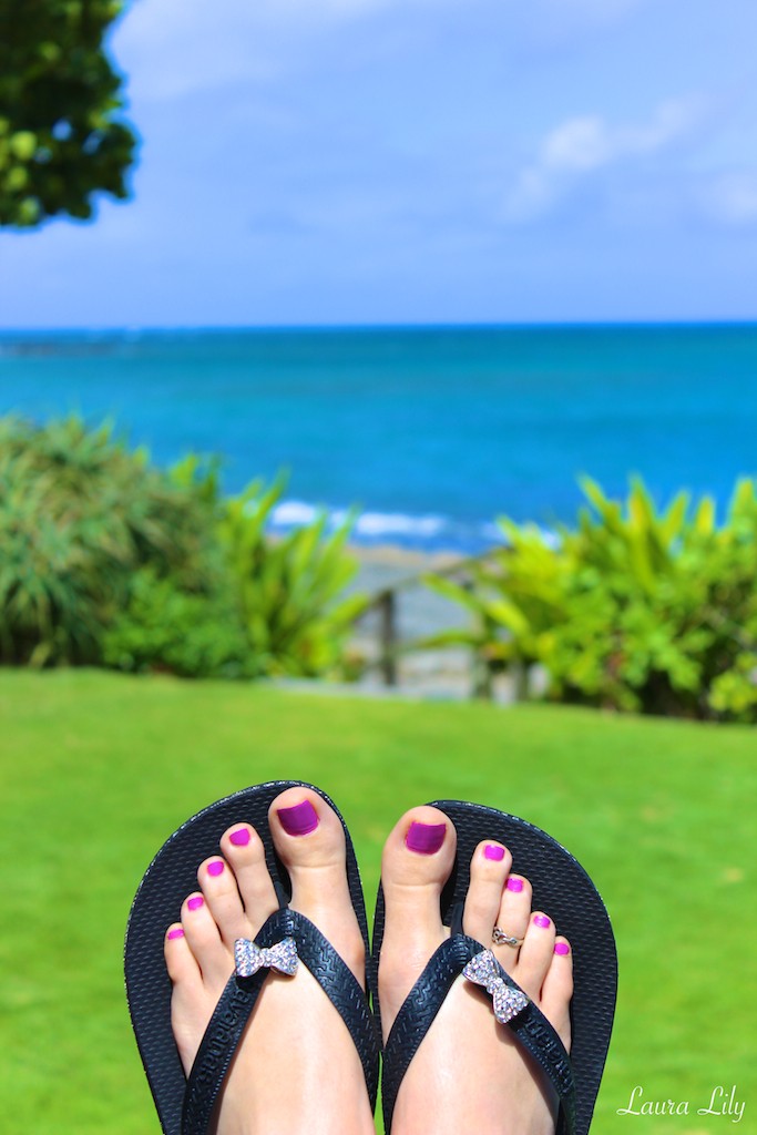 Havaianas in Hawaii, LA Fashion Blogger Laura Lily, Swarovski elements bejeweled Havaianas sandals, what to pack for Hawaii, cute black flip flop sandals, 
