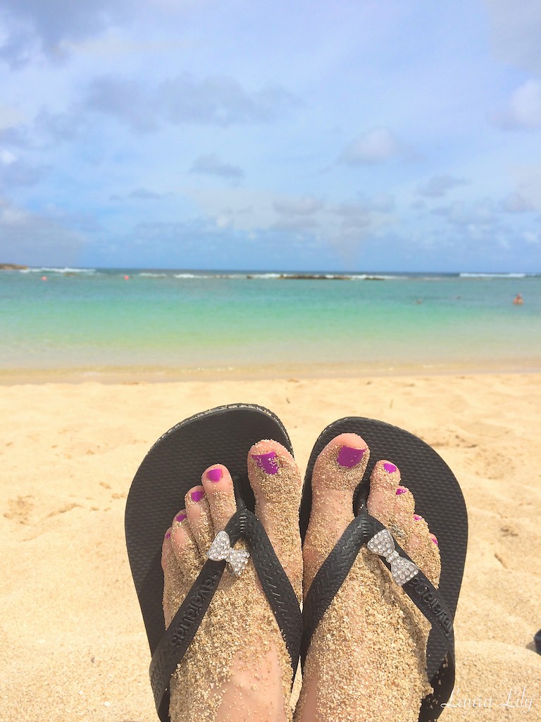 Havaianas in Hawaii, LA Fashion Blogger Laura Lily, Swarovski elements bejeweled Havaianas sandals, what to pack for Hawaii, cute black flip flop sandals,  