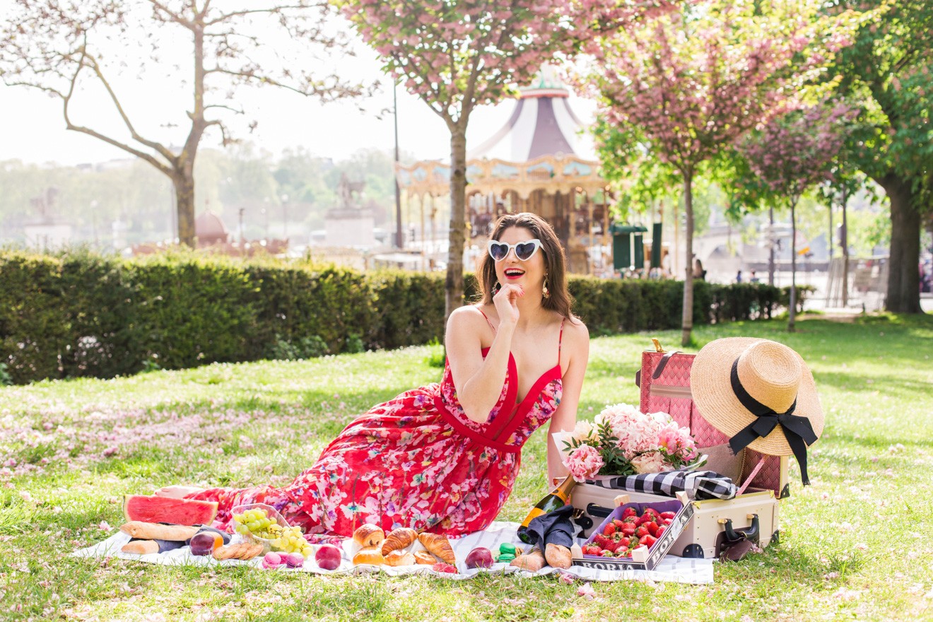 5 Tips for the Perfect Picnic featured by popular Los Angeles lifestyle blogger, Laura Lily