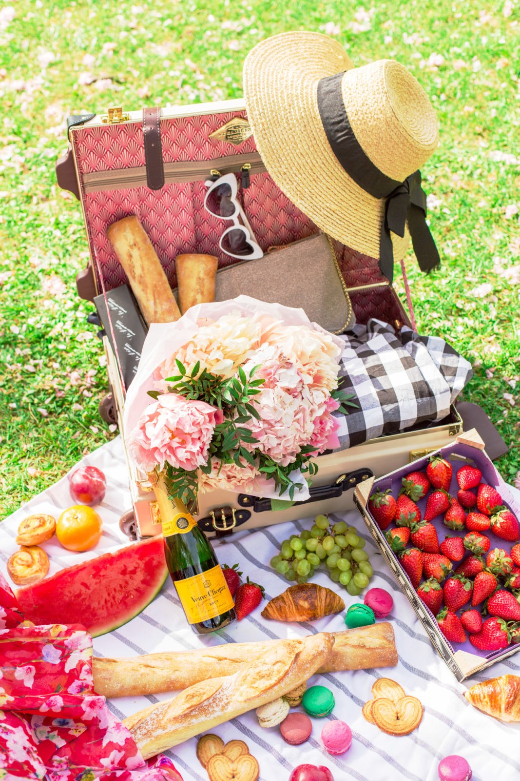 5 Tips for the Perfect Picnic featured by popular Los Angeles lifestyle blogger, Laura Lily