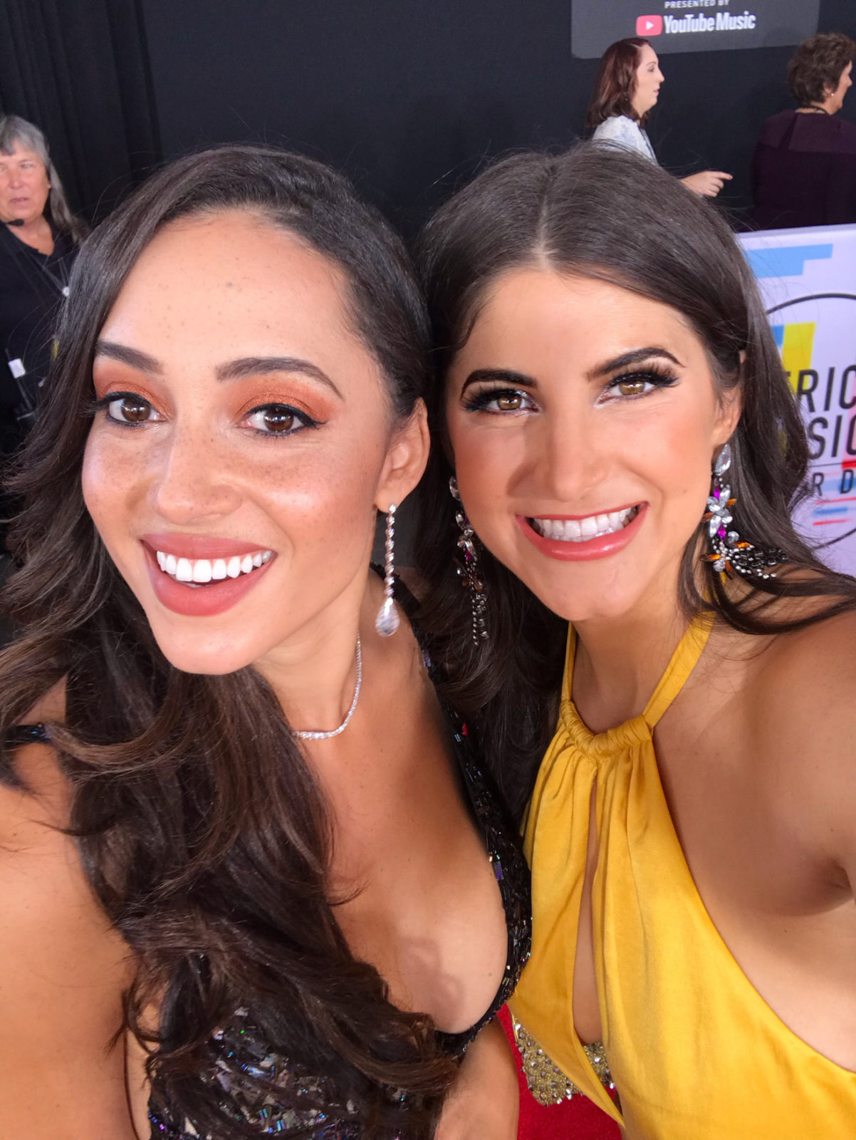 Elizabeth Keene Fashion Blogger, Red Carpet Makeup | ASOS | AMA's Red Carpet Fashion featured by top Los Angeles fashion blog Laura Lily