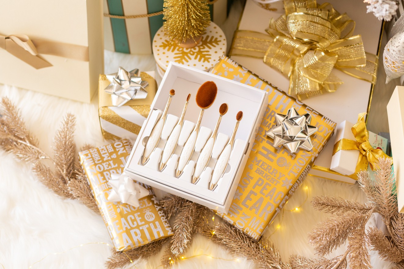 Gift Ideas for the Woman Who Has Everything by Lifestyle Blogger Laura Lily, Artis Elite 5 Brush Set review |  Gift Ideas for the Woman Who Has Everything by popular Los Angeles life and style blogger, Laura Lily: image of Luxe Makeup Brushes.