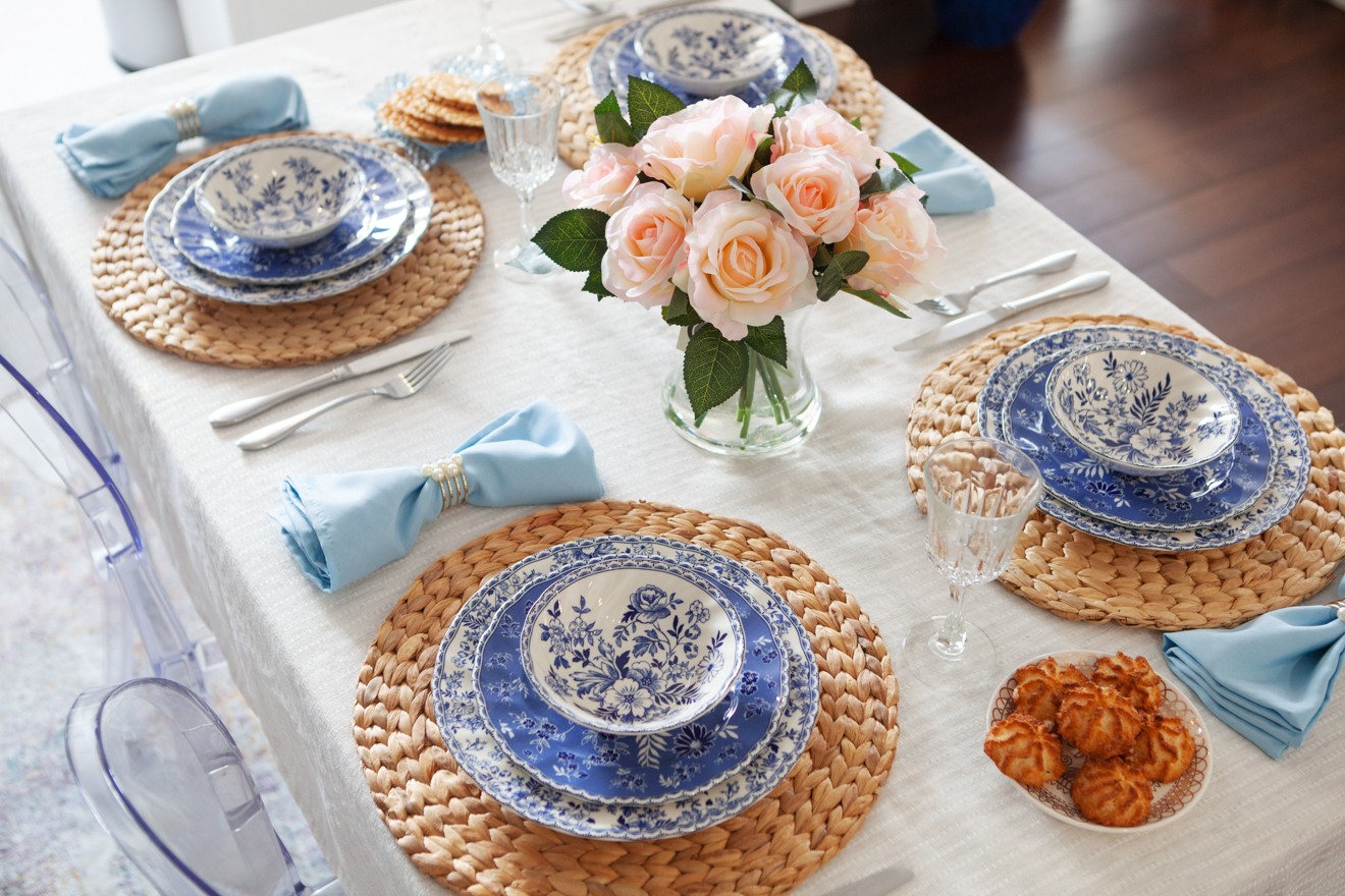 Chinoiserie Spring Tablescape, Easter Table Setting by Home Decor Blogger Laura Lily, Chinoiserie dishware