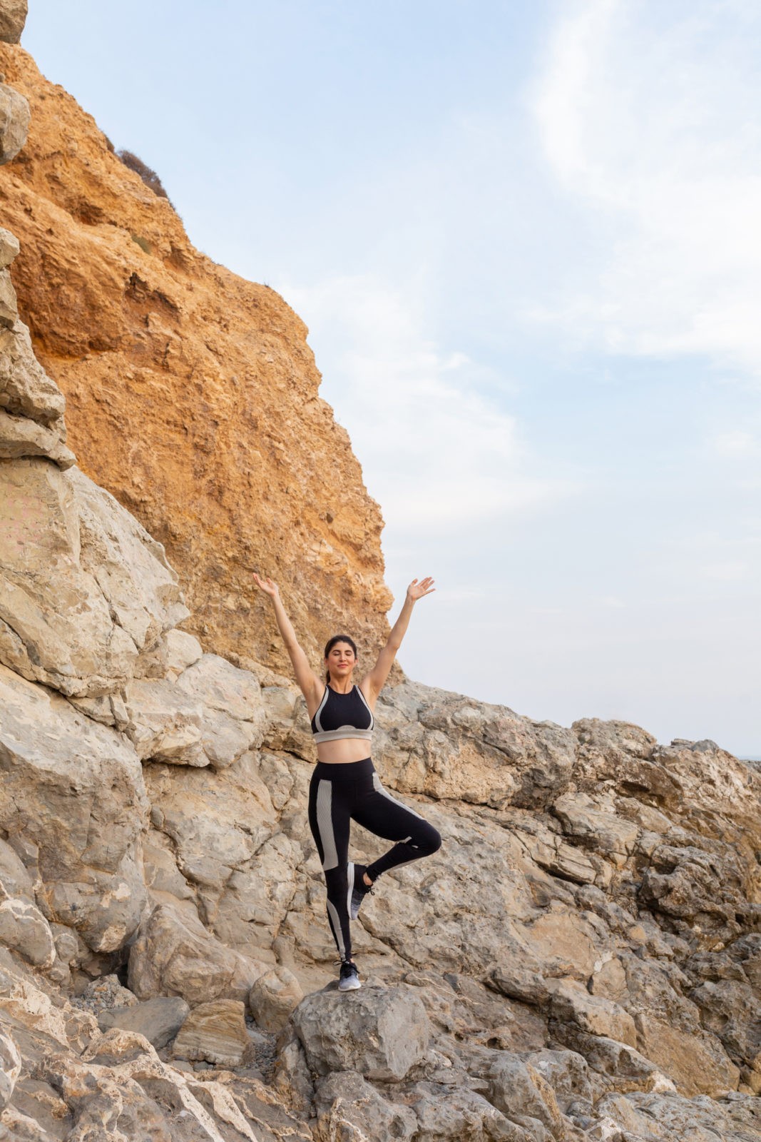 5 Ways to Practice Mindfulness with Backcountry by Lifestyle Blogger Laura Lily, Alo yoga set,