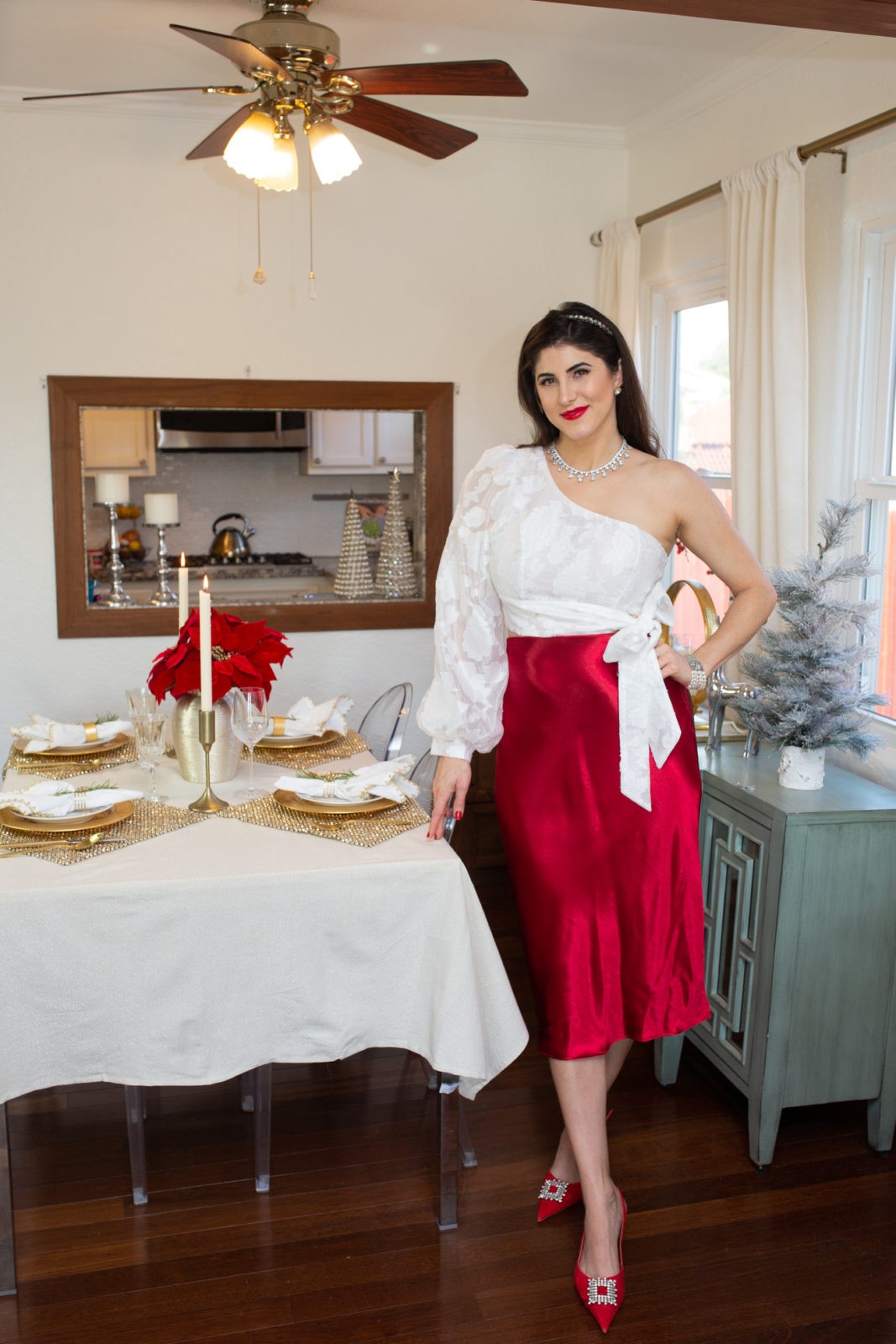 Elegant Christmas Table Setting, Holiday home decor, Home Decor Blogger Laura Lily,